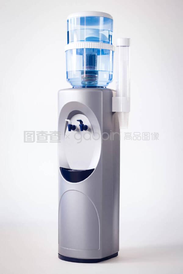 白色背景的飲水機 現代辦公與家居飲水設備的融合美學與功能選擇